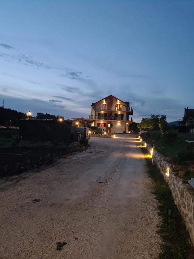 Slatki Snovi II Hotel Knin Ngoại thất bức ảnh